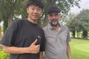 中国小伙真行！瓜瓜估计头一次见过和他合影还把他摁在身后🤣