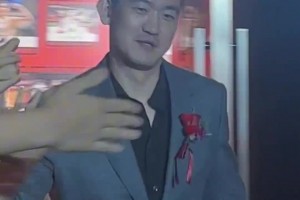 球迷喊话：建议王指导西装半永久，王博回应来了！