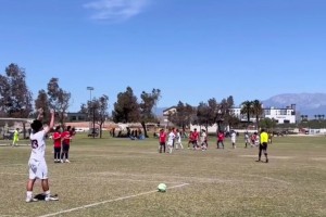 小孩被母亲逼到精神分裂，竟分裂出一个穿C罗尤文球衣的男孩😅