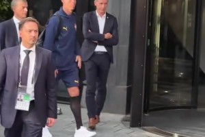 超有爱！C罗在酒店门口放下行李，为等待许久的残疾球迷签名合影