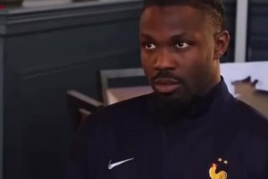 法国队内祝贺巴黎夺欧冠，姆巴佩看向图拉姆狂笑😂