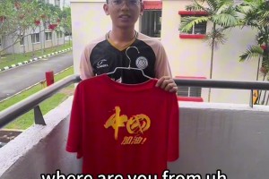 这什么操作😂！印尼球迷举中国球衣喊：干x印尼...