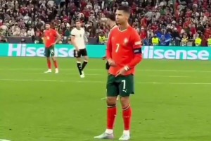 德国球迷对着C罗喊“梅西”，C罗配合打拍子，最后把德国给逆转了