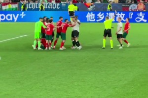 对手一看C罗过来劝架，还是给面子