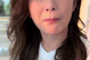 女生向佛祖下跪许愿：国足赢下印尼，拿下大力神杯