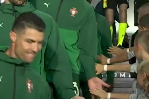 罗三岁上线😂！C罗在球员通道与小球童互动击掌