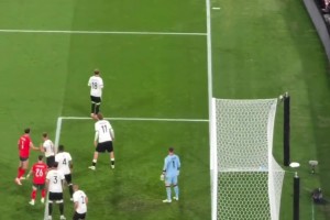 现场观众视角！这是40岁？😳C罗的门前嗅觉+弹跳+滞空