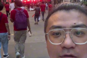 印尼球迷太狂热了，看看这漫天烟火