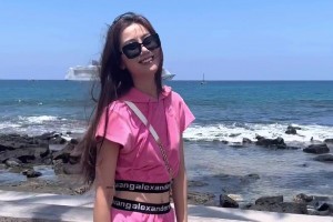 孙悦糊涂啊！孙悦前妻陈露一身粉色短裤现身海边游玩~