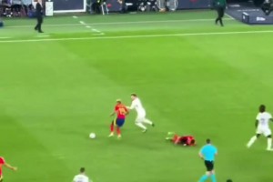 特奥只能用橄榄球擒抱动作阻止亚马尔😂