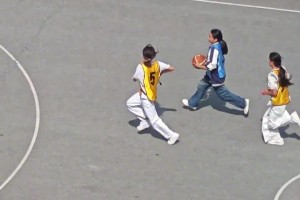 裁判你有必要跟着跑吗？下来得了