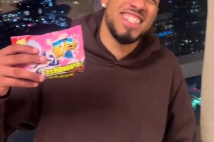 哈利掏出一包“魔法士干脆面”：只有魔法才能击败魔法🤣