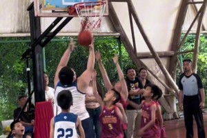 对面小孩：想犯规都拉不动，怎么整嘛？