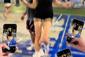 俄罗斯美女球员穿着裙子高跟凉鞋配白袜球场打球：篮球是时尚~