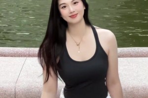 微胖女神！一身背心的野球场肘姐，丰满身材尽显！😍