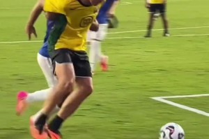 梅西保镖都参加慈善赛了，铲翻了太阳名宿纳什还被小罗溜着踢🤣