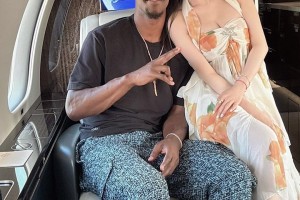 哇塞，硬汉配美女！😍巴特勒与德扑ALL IN姐在飞机上亲密合影