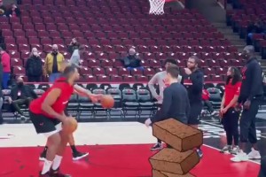 业余时刻！TT热身连续7个抛投不中，训练师怎么忍住笑的😛