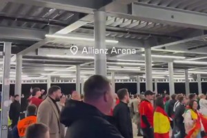 永远的主角永远的焦点！球迷退场时全在高呼C罗名字