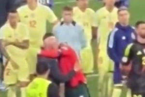 互相尊重！颁奖仪式后，C罗走向德拉富恩特向西班牙队表达敬意