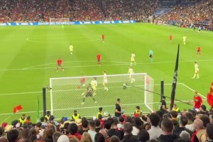 当C罗进球那一刻，葡萄牙球迷区瞬间沸腾，球迷疯狂庆祝🎉