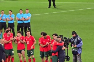 葡萄牙夺冠后C罗和佩佩拥抱，全队向佩佩致敬这一幕太动人了