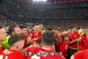 夺冠后全队围着队长C罗庆祝，C罗：别给我发型压坏了😂