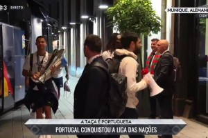 C罗回到酒店后，先和守在酒店外的球迷分享奖杯再进屋