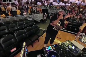 看傻了还是猜到了？步行者DJ看到哈利伯顿G1绝杀后的反应……