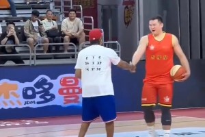 明显胖了好多！艾弗森这是有多久没有打球了？