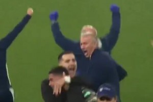 娇羞~小鸟依人的C罗被达洛特激情拥抱，这给老汉吓的不轻🤣