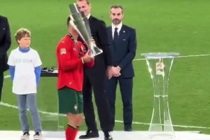 实拍C罗扛着奖杯和队友一起举杯，奖杯太重差点手滑 😂