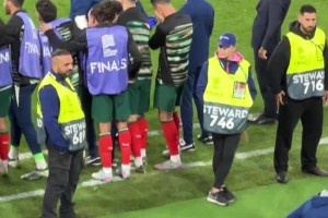 紧张！最后一个点球C罗全程不敢看，罚进后仰天长啸+跪地痛哭！