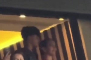 乔治娜带着迷你罗观战：你看你爸多厉害呀~🤣迷你罗：踢球好累