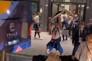 男人致死是少年😂C罗向球迷展示冠军奖杯🔥