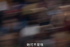 一抹红唇😍那年C罗还带着伊莲娜拍广告，伊莲娜给了个香吻！！