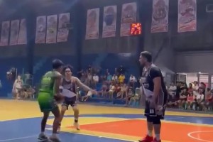 好好的篮球场，怎么来了一堵墙？