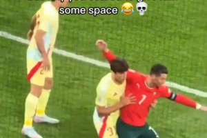 都把C罗举飞了！这次贴身防守是正常身体对抗还是犯规🫠