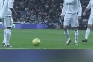 当他俩一起站要罚任意球时，求对手门将的心理阴影面积！