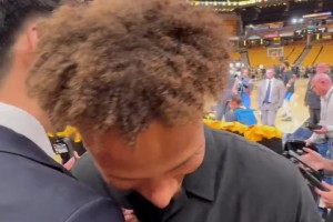 关系居然不错？崔永熙在场边偶遇老鹰球员戴森-丹尼尔斯！