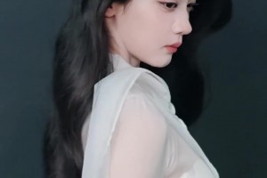 美啊！美女主播婧雯一身白色的纱裙穿搭：纯白战神