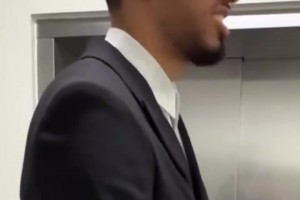 哈利伯顿一身黑色套装帅气到场：我很兴奋 今天比平时多5个机位