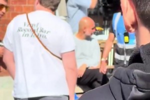 瓜迪奥拉惊现某个影片剧组现场，老帅哥准备拍个啥呢🫠