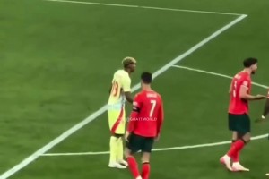 C罗从背后拍了拍亚马尔，亚马尔对突如其来的互动有点懵逼🤣