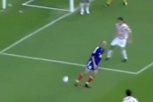 这脚真的太骚了！那时的法国队有他在就有战胜任何球队的底气！