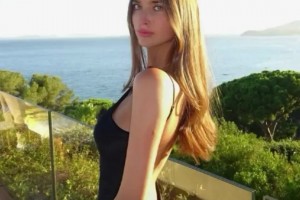 皇马太太团新成员！阿诺德女友这颜值身材你给几分？