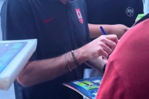 博主埃莱夫赛：长春亚泰抵京，前国安主帅苏亚雷斯受北京球迷追捧