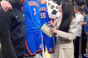 孟超赛后采访霍姆格伦，一旁的黑人小哥都在看啥呢🙈