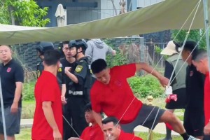 成都蓉城举办亚冠出征仪式，队长周定洋带队员现场与球迷互动