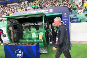 再见前任⚽️ 北京国安前后两任主教练赛前亲切交流